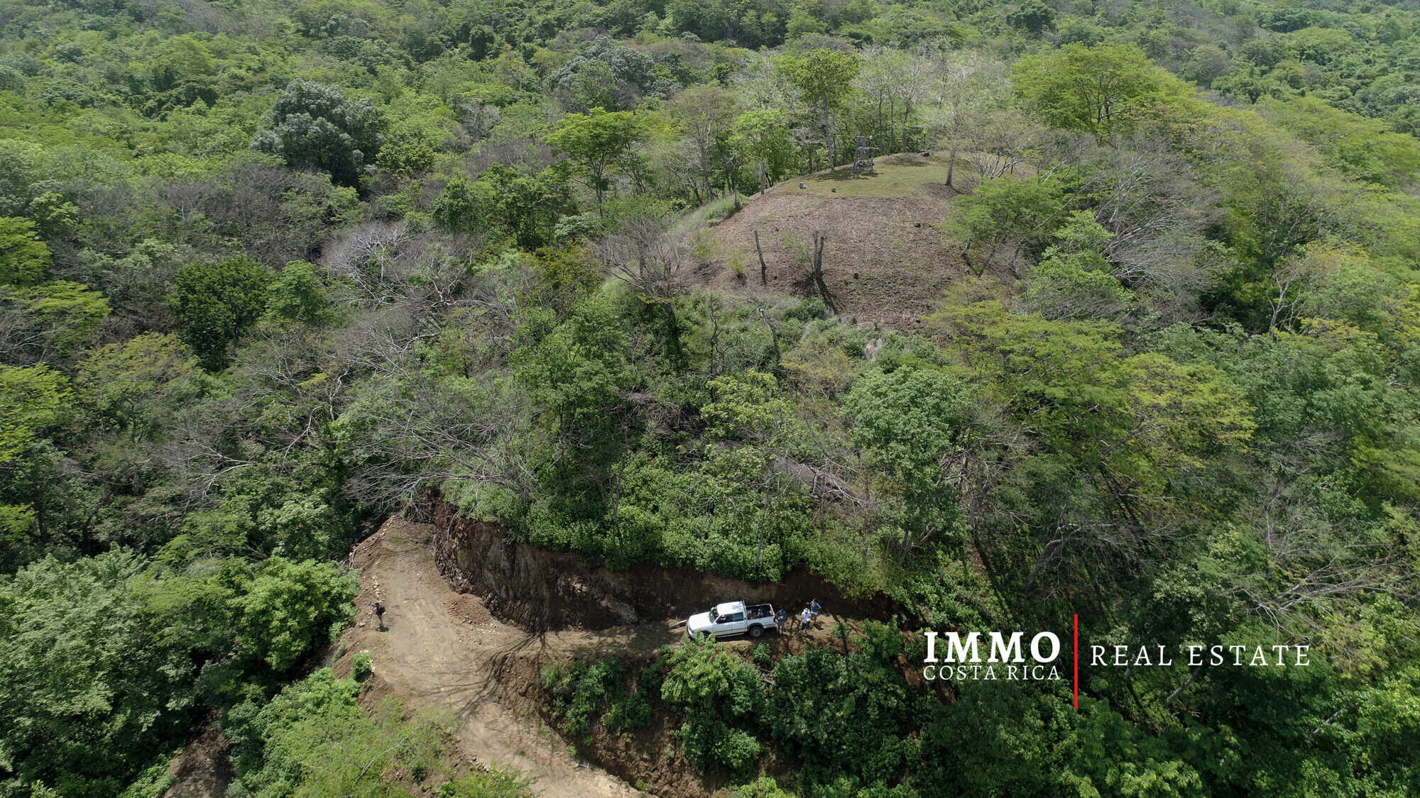 Terrain de 5000m2 avec 2 terrasses, grande surface constructible, 1km ...