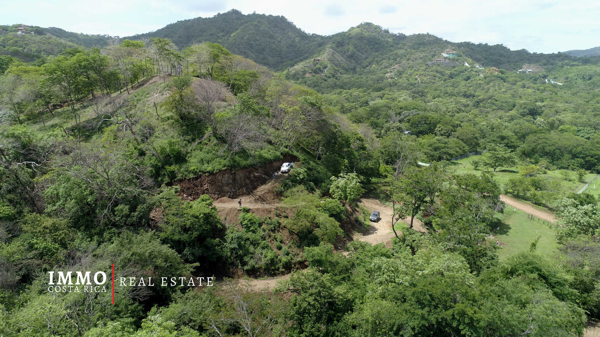 Terrain de 5000m2 avec 2 terrasses, grande surface constructible, 1km ...